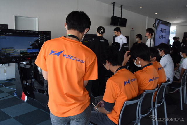 選手の走行を見守るチームメイト