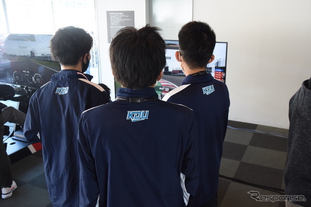 選手の走行を見守るチームメイト