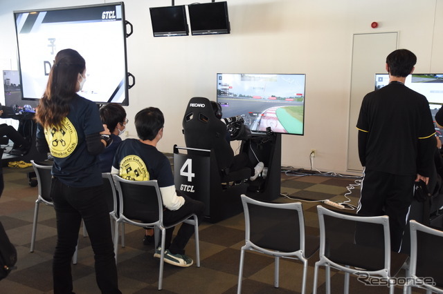 選手の走行を見守るチームメイト