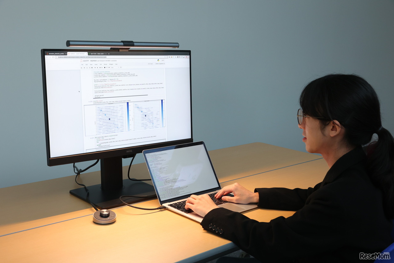 モニター掛け式ライト「ScreenBar Plus」は手元だけ照らし、画面に光がうつりこまず作業がしやすい。明かりの色も好みの色に変えることができる