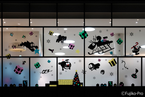 川崎市 藤子・F・不二雄ミュージアムで「藤子・F・不二雄ミュージアムのクリスマス2022」2F「みんなのひろば」大窓のシルエット（C）Fujiko-Pro