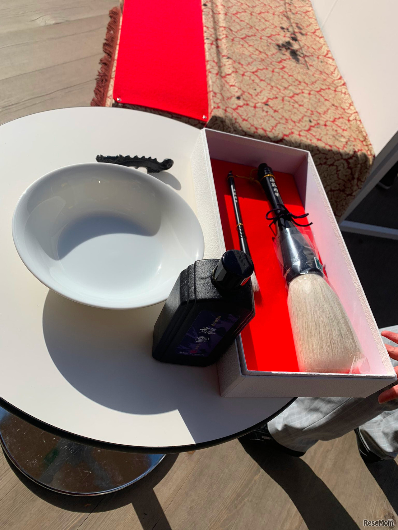 広島県熊野産「牛耳兼毫筆（ぎゅうじけんごうふで）」と、奈良県産の墨を使用