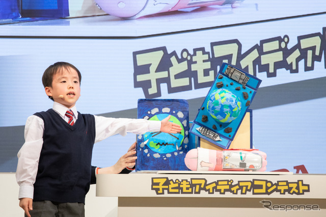 低学年の部の『うちゅうみみず スペースワームくん』を発表した南遥紀さん。