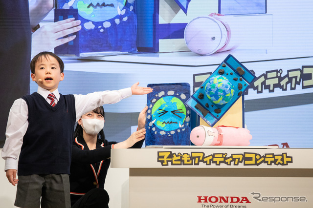 低学年の部の『うちゅうみみず スペースワームくん』を発表した南遥紀さん。