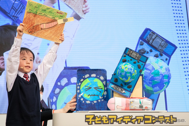 低学年の部の『うちゅうみみず スペースワームくん』を発表した南遥紀さん。