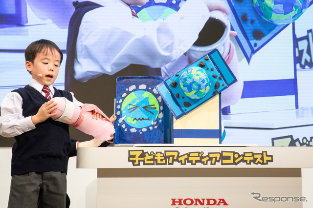 低学年の部の『うちゅうみみず スペースワームくん』を発表した南遥紀さん。