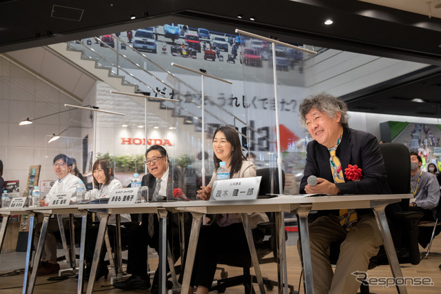 プレゼンテーション中、笑顔がこぼれる回数が多かった審査員の皆さん。