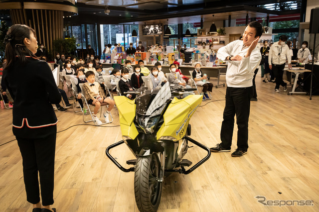 どうすれば倒れないようになるのか、バランスについての説明をする辻村氏。