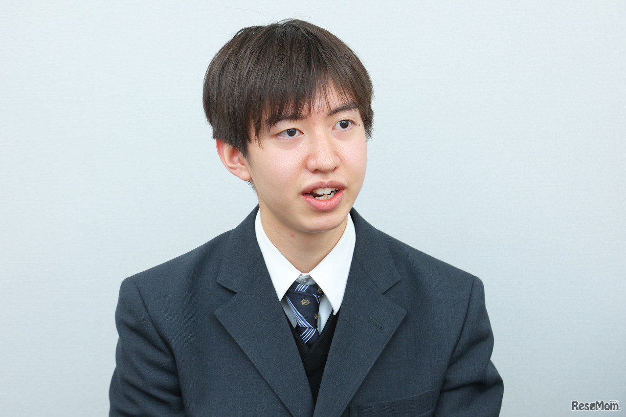 情報活用やプログラミング、データサイエンスなどを学びながら、IT分野に関連する大学・学部への進学を目指す理系高校生3人に、BenQのアイケアモニターGWシリーズ新製品「GW2790QT」を体験してもらった