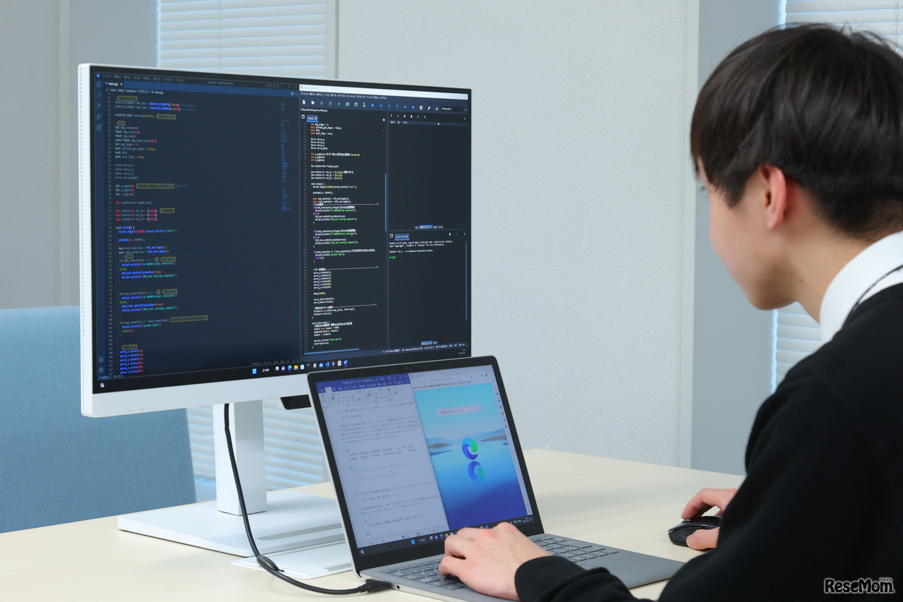 情報活用やプログラミング、データサイエンスなどを学びながら、IT分野に関連する大学・学部への進学を目指す理系高校生3人に、BenQのアイケアモニターGWシリーズ新製品「GW2790QT」を体験してもらった