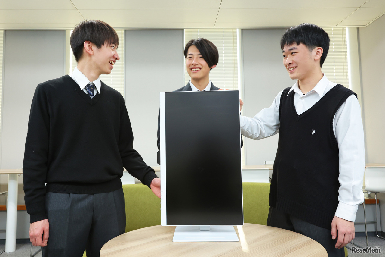 情報活用やプログラミング、データサイエンスなどを学びながら、IT分野に関連する大学・学部への進学を目指す理系高校生3人に、BenQのアイケアモニターGWシリーズ新製品「GW2790QT」を体験してもらった