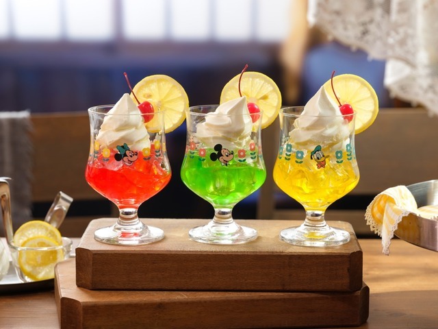 「『ミッキー＆フレンズ』OH MY CAFE」フローズンヨーグルト（ミニー、ミッキー、ドナルド）（C）Disney