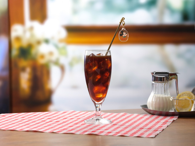 「『ミッキー＆フレンズ』OH MY CAFE」アイスコーヒー（C）Disney