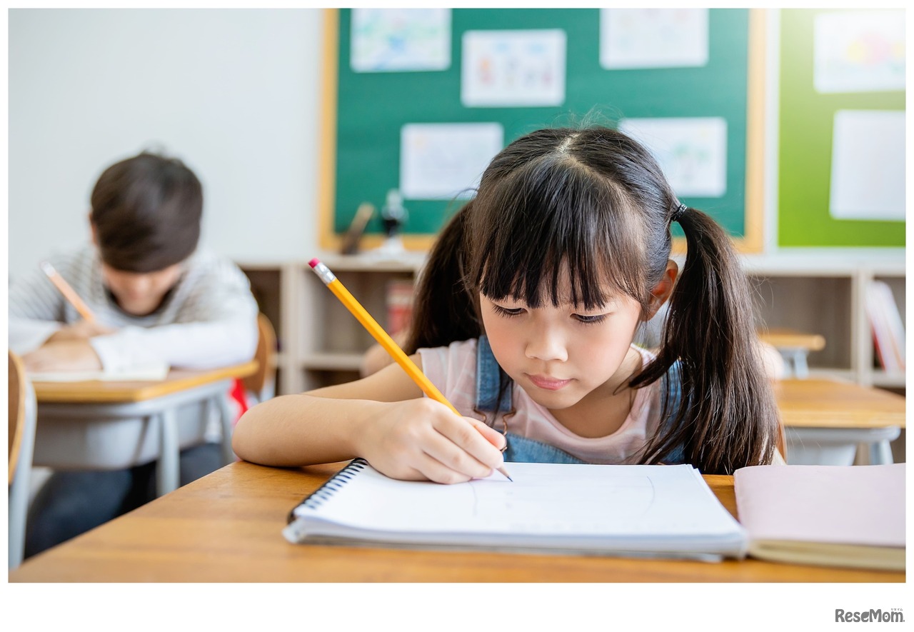 女子小学生の勉強イメージ