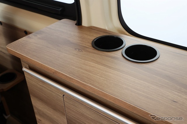 カウンター家具にはドリンクホルダーを標準装備