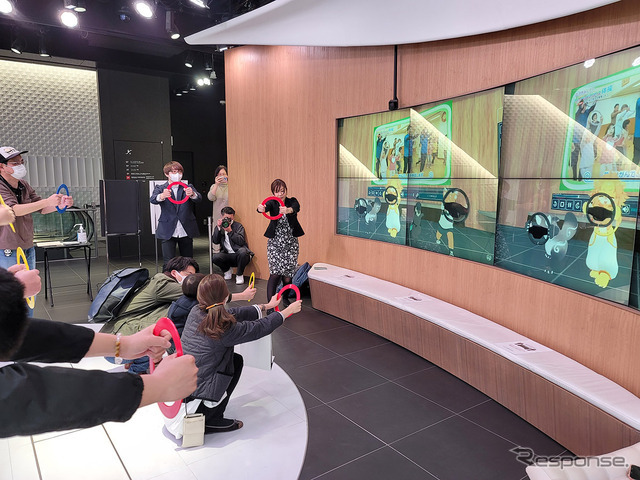 メタバース民と一緒にハンドル体操を楽しむ親子