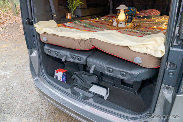 3列目シートの下はスペースがあるので、着替えなどの荷物を収納できる。純正アクセサリーの『ラゲッジアンダーマット』をひいているので、汚れにも強い。