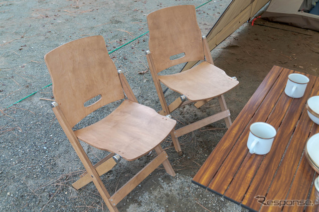 チェアは木製でかなり大きなタイプをチョイス。