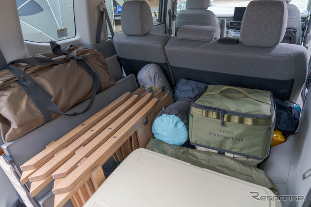 手前のベージュのボックスがクーラーボックス。左上の茶色のバッグがテント。