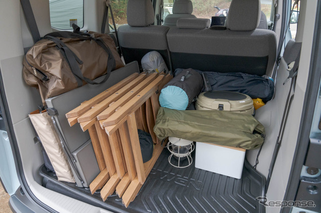 クーラーボックスの奥にウォータータンクや小物などを詰めている。