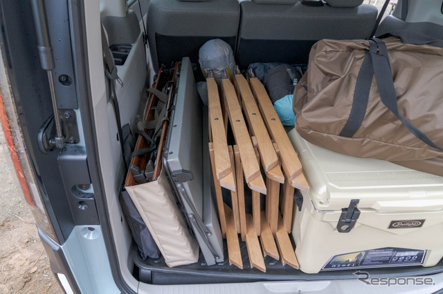 チェアはたたんでもかなり大きいが、ステップワゴンなら余裕で積み込める。チェアの奥には寝袋を詰め込んでいる。
