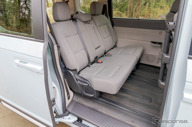 2列目シートをかなり後ろに下げた状態。