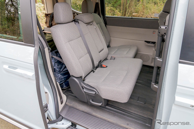 足元空間も余裕を持たせた状態で2列目シートを前に移動させるとさらに荷室スペースは広がる。