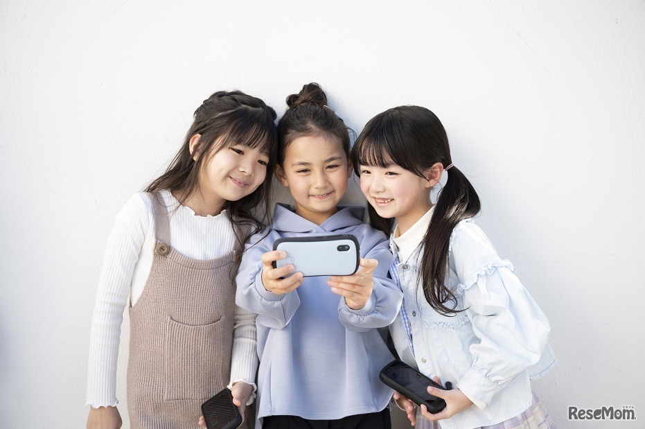 現実とデジタルの見守りを兼ね備えた子供のためのファーストスマホ「Hamic MIELS」