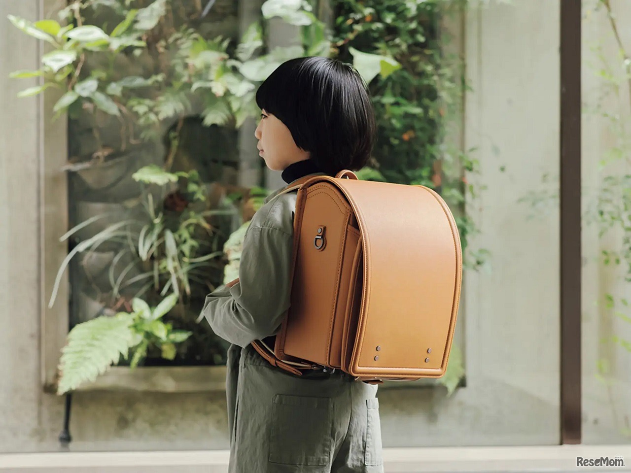 2023年の新色「プリズムアンバー」