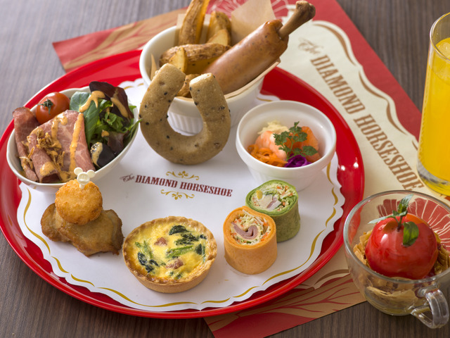 新ショー「ザ・ダイヤモンド・バラエティマスター」がスタート！As to Disney artwork, logos and properties： (C) Disney