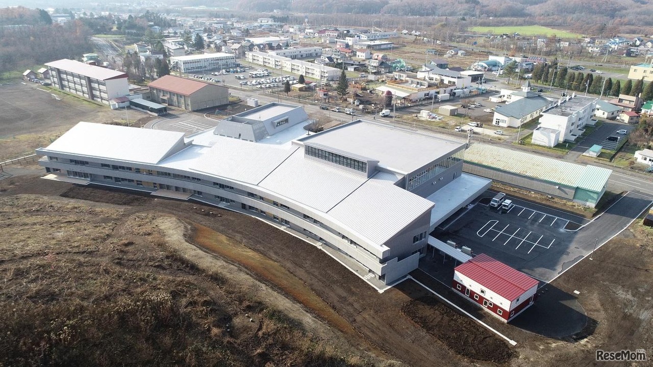 近隣4校の小学校と中学校、公民館図書室を統合