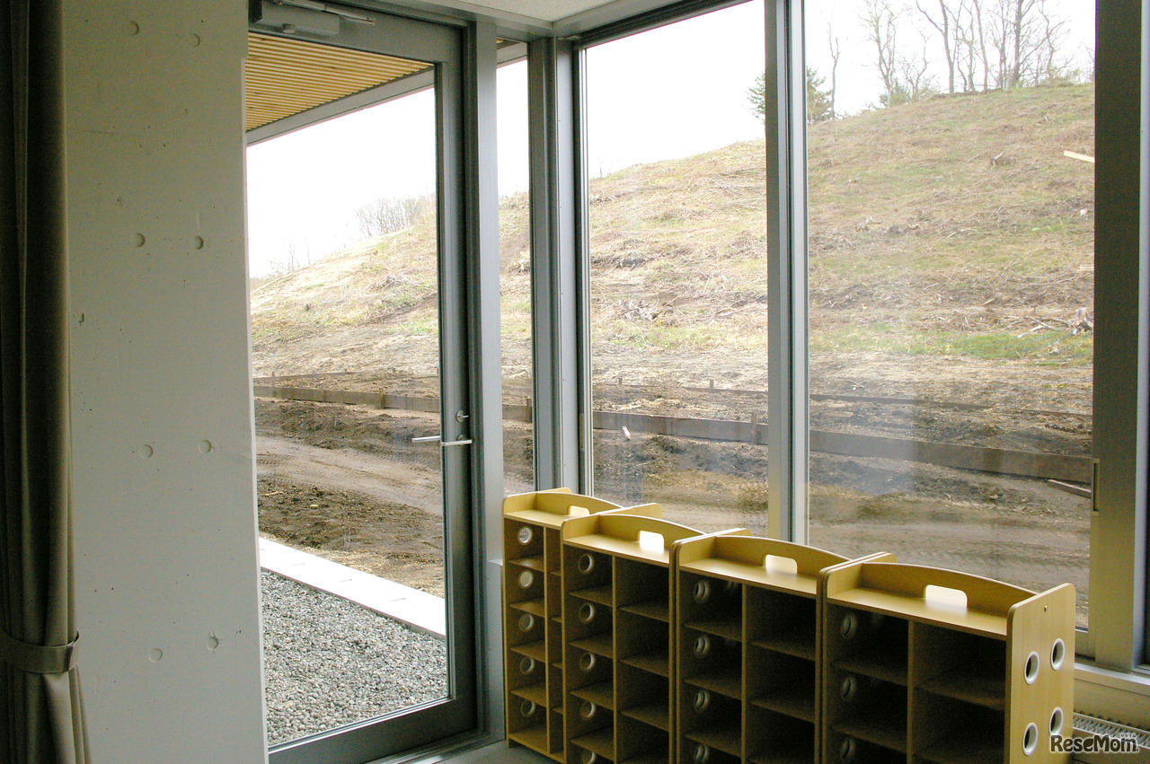 直接外へ出入りできる小学生の教室