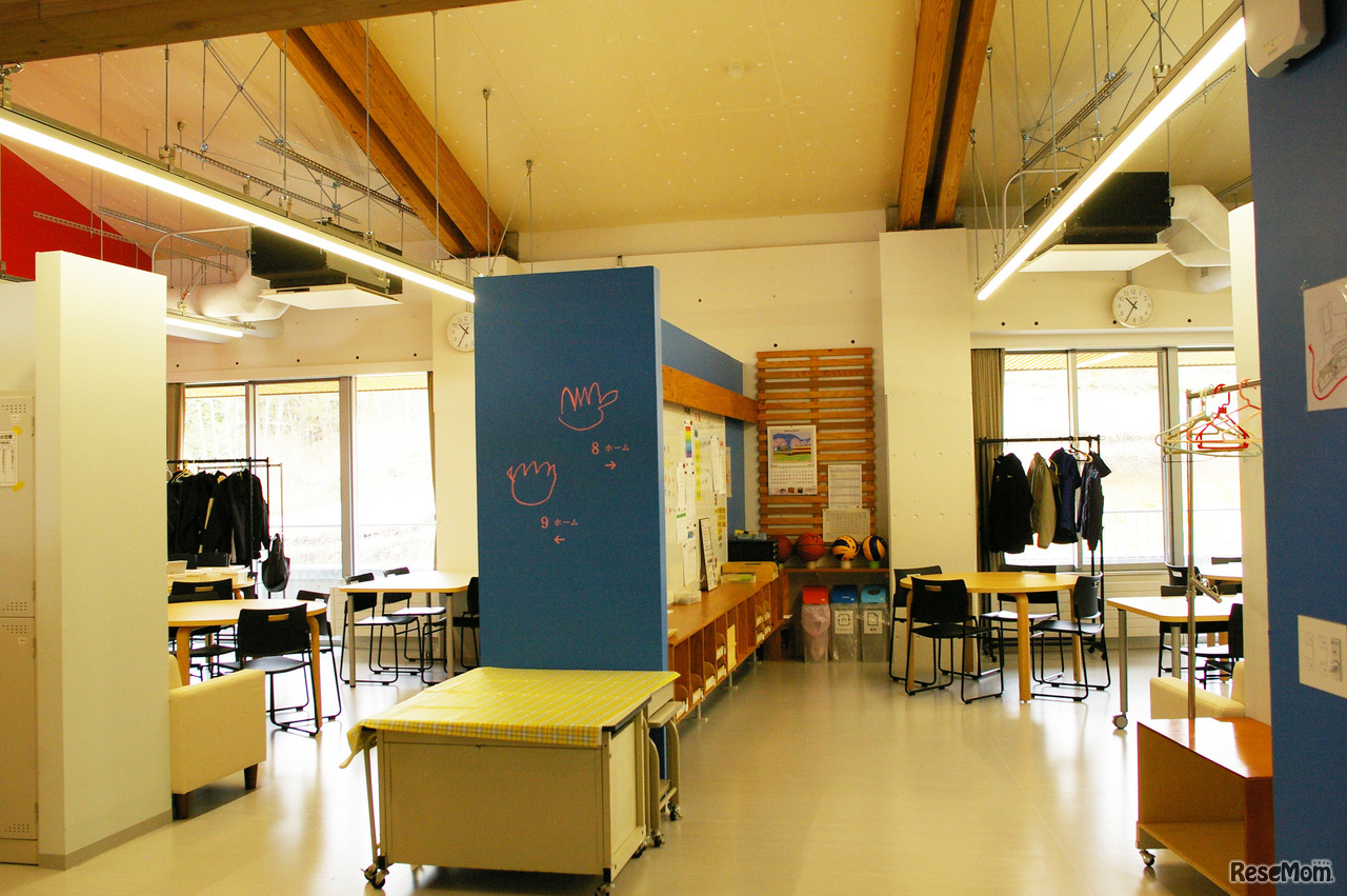 中学生は固定の席を持たず、教科ごとに部屋を移動する