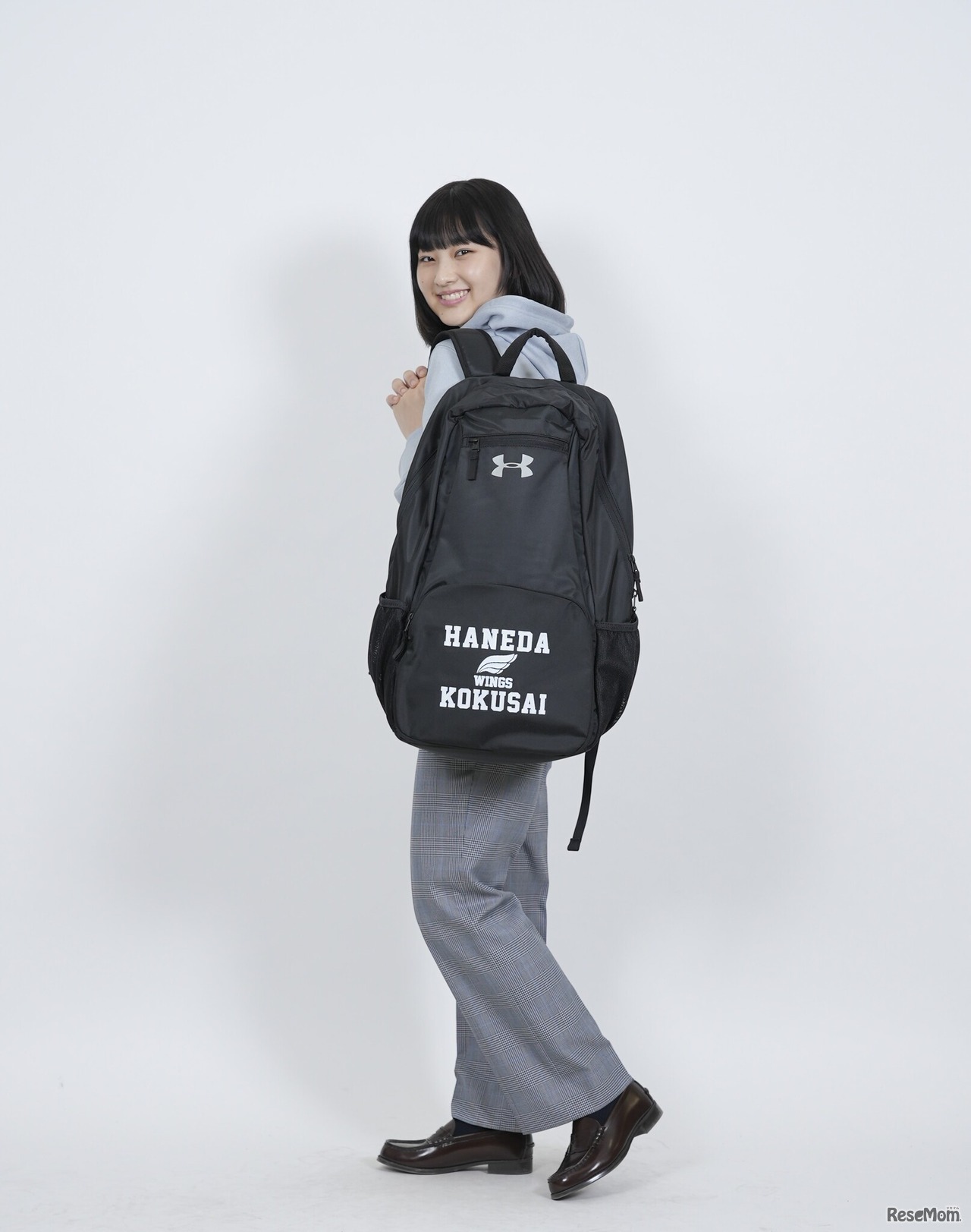 「WINGS」のロゴが入った羽田国際高等学校のリュックサック