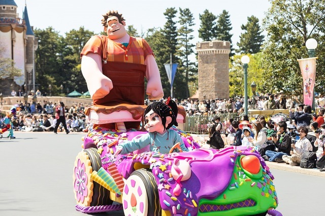 続いてディズニー映画『シュガー・ラッシュ』のヴァネロペと彼女の自慢の車にのったラルフが仲良く登場します。(C) Disney As to Disney artwork, logos and properties： (C) Disney