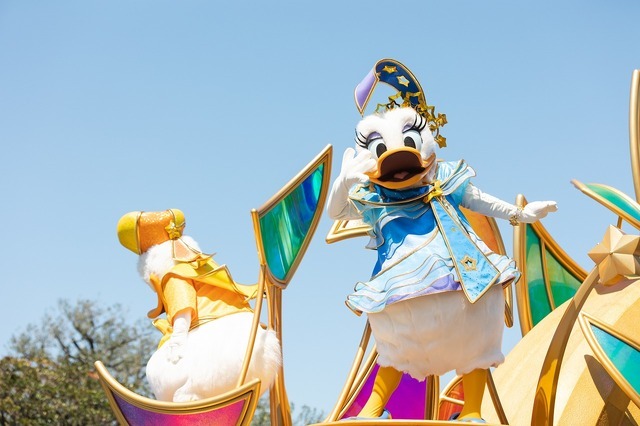 ～すべての夢が奏でるハーモニー～フィナーレは、すべての色が重なり合った美しいフロートとともに、40周年の衣装を身にまとったミッキーマウスとミニーマウス、そしておなじみの仲間たちが大集合します。そしてここから、たくさんの素晴らしい夢や瞬間が未来への色あざやかなハーモニーとなって広がっていきます。ミッキーマウスたちが乗ったフロートの先頭には、「40」の装飾がついています。(C) Disney As to Disney artwork, logos and properties： (C) Disney