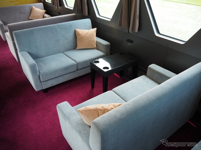 東武鉄道N100系スペーシアX：コックピットラウンジ