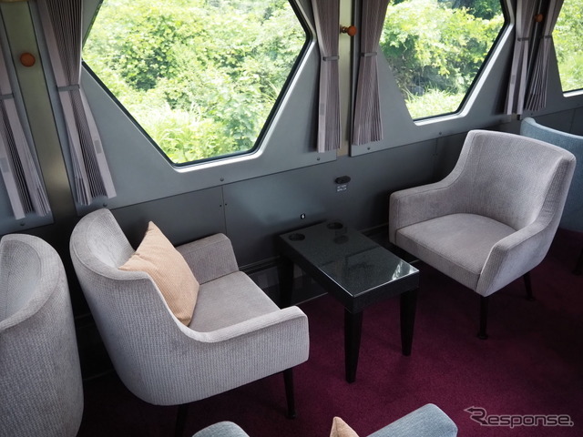 東武鉄道N100系スペーシアX：コックピットラウンジ