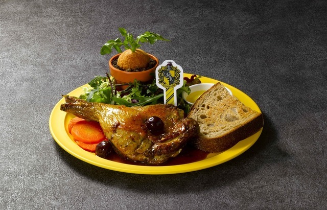 「ワーナーブラザーススタジオツアー東京」ハッフルパフ™　プレート（ローストチキン） WIZARDING WORLD characters, names, and related indicia are （C） & ™ Warner Bros. Entertainment Inc. Publishing Rights （C） JKR.