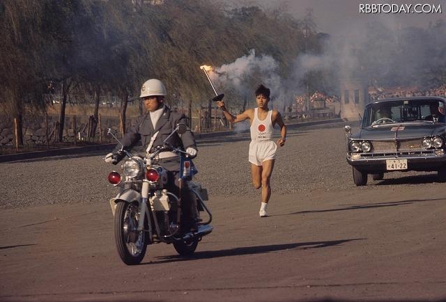 皇居前を走る聖火ランナー