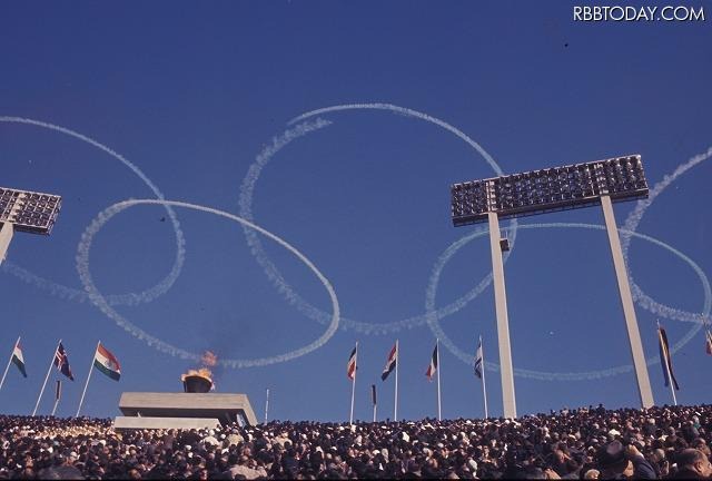 東京の空に描かれた五輪
