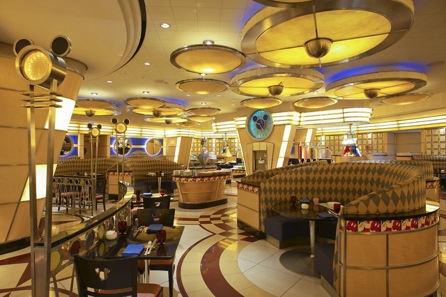 人気のシェフ・ミッキー、テーブルを訪れるキャラクターグリーティングを再開！11月1日（水）より As to Disney artwork, logos and properties： (C) Disney