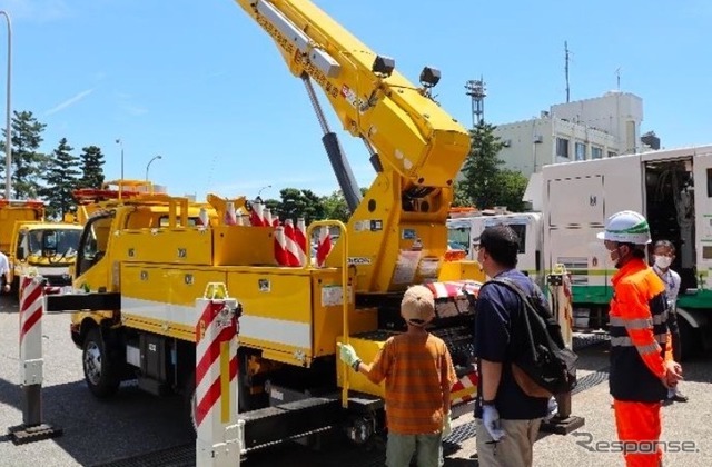 2022年度の「高速道路で働く車」の見学2
