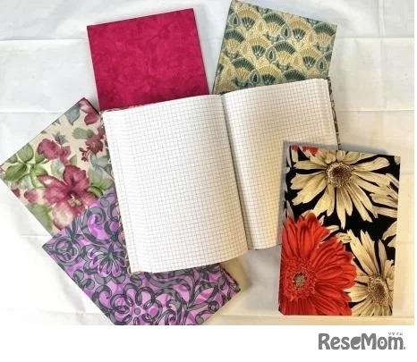 インドの女性の伝統衣装「サリー」の布をアップサイクルしたノート