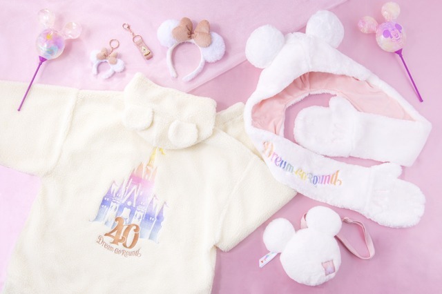 TDR40周年カラーのロゴが印象的！冬のファッショングッズ、9月14日（木）新登場 As to Disney artwork, logos and properties： (C) Disney