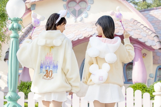 TDR40周年カラーのロゴが印象的！冬のファッショングッズ、9月14日（木）新登場 As to Disney artwork, logos and properties： (C) Disney