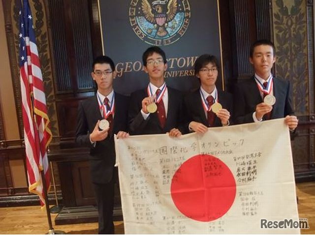 閉会式直後、メダルを手に。左から、澁谷さん、副島さん、山角さん、加藤さん。