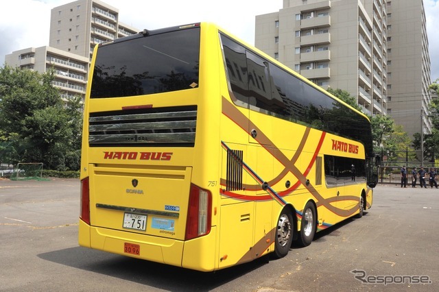 東京メトロ和光車両基地＆昭和鉄道高校探訪ツアー：はとバスの、オレンジ色のナンバープレートは、羽田空港の制限区域内通行許可標