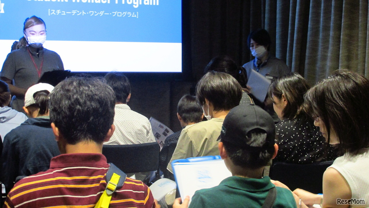 5組の家族が興味深く熱心にクイズに参加