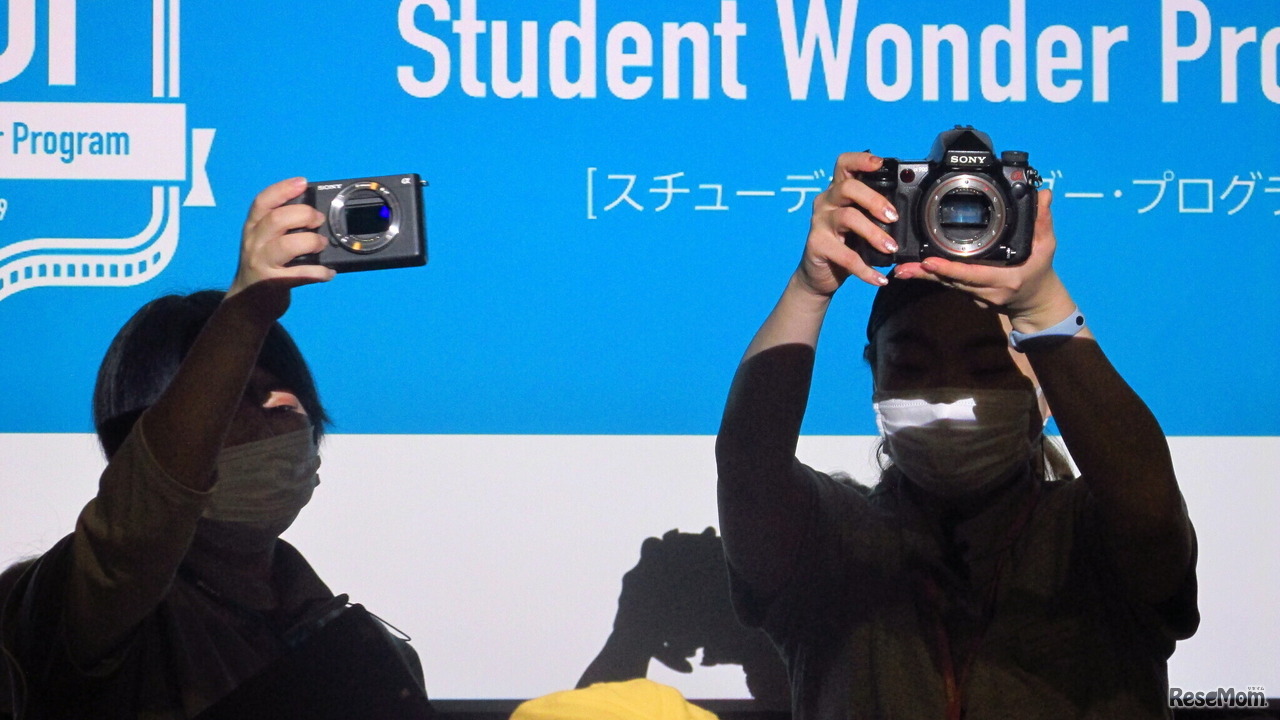 最新のミラーレス一眼カメラ（左）と2008年当時のデジタル一眼レフカメラ（右）を比較